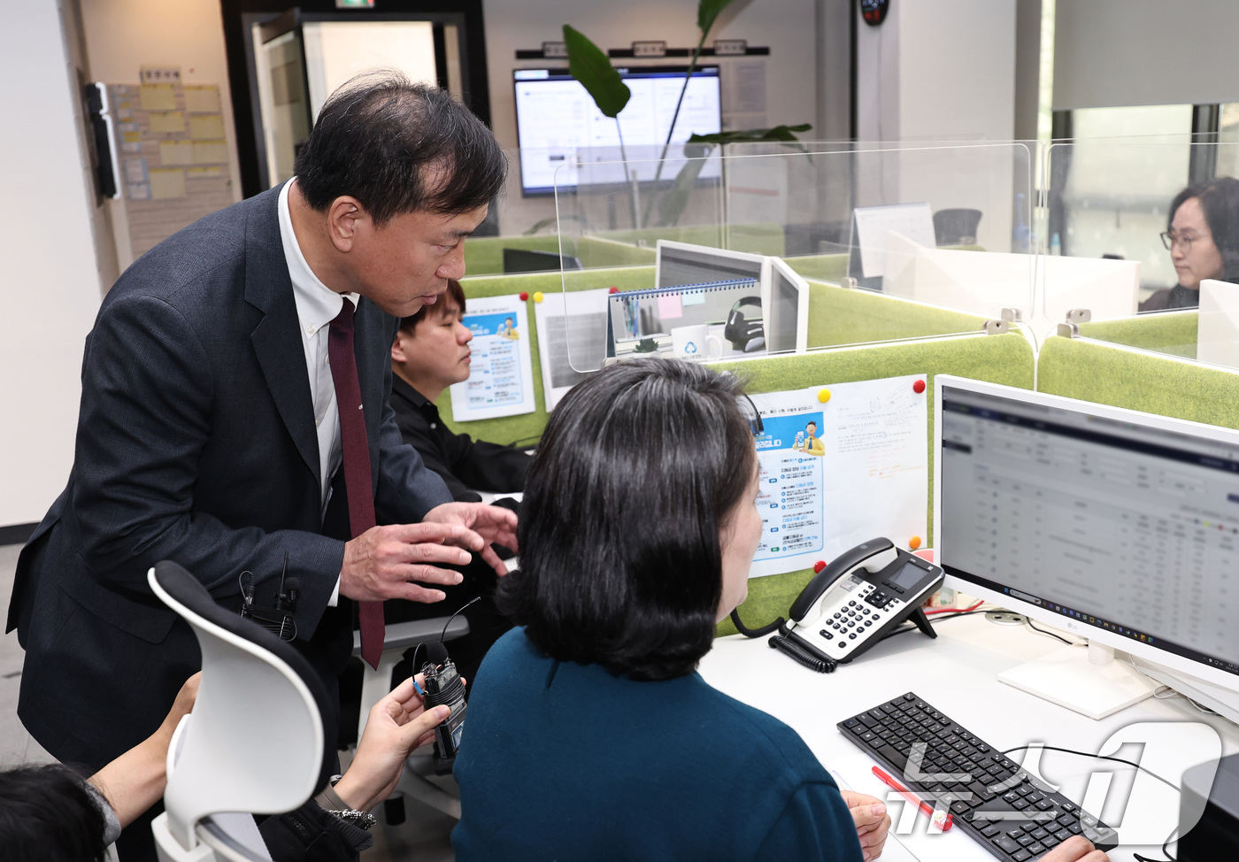 (서울=뉴스1) 구윤성 기자 = 김종철 방송미디어통신위원장이 29일 오후 서울 강남구 온라인피해365센터를 방문해 상담원과 대화하고 있다. 2025.12.29/뉴스1