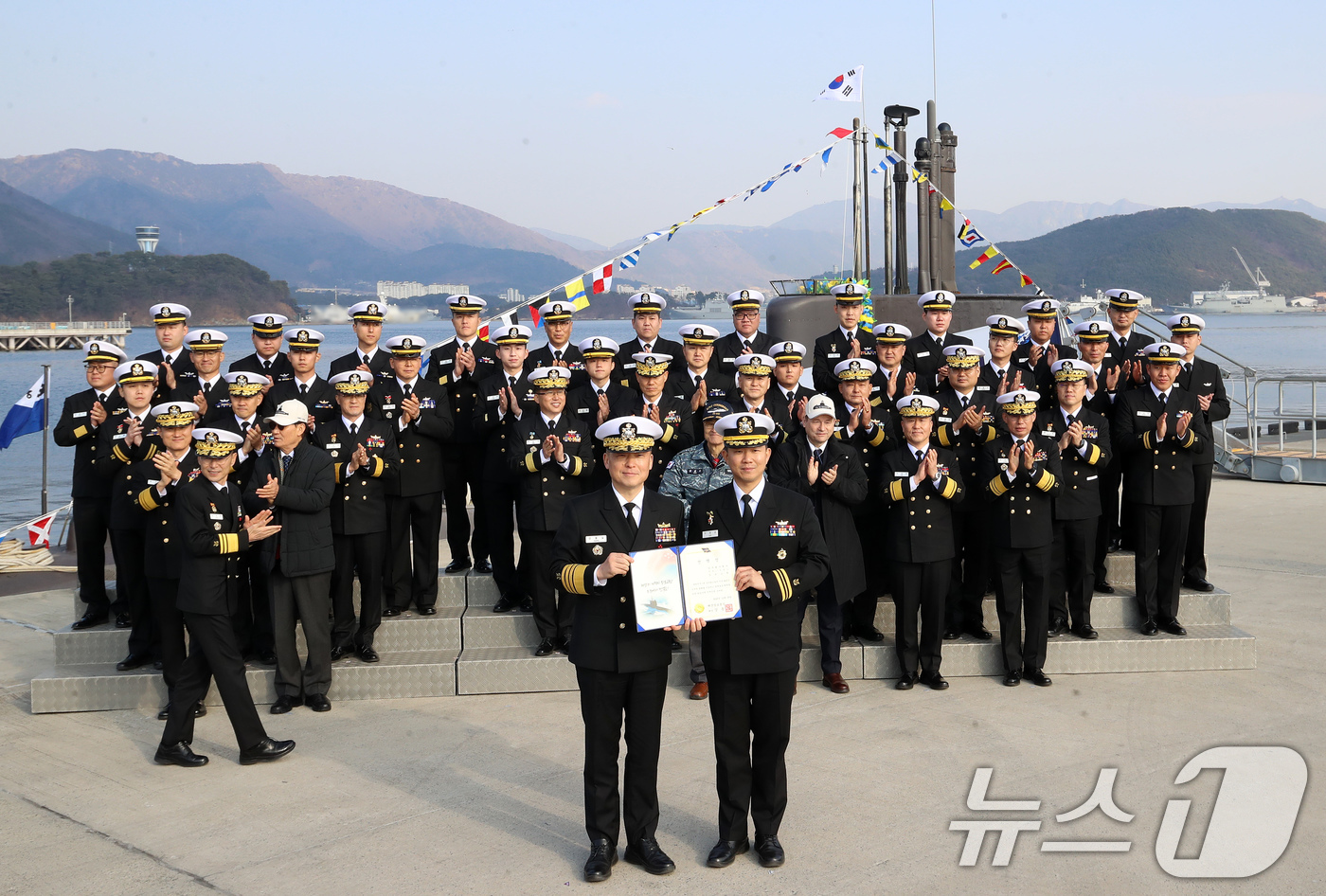 (창원=뉴스1) 윤일지 기자 = 29일 오후 경남 창원 진해구 해군잠수함사령부에서 열린 대한민국 1번 잠수함 장보고함(SS-Ⅰ·1200톤급) 퇴역식에서 강동길 해군참모총장이 이제권 …