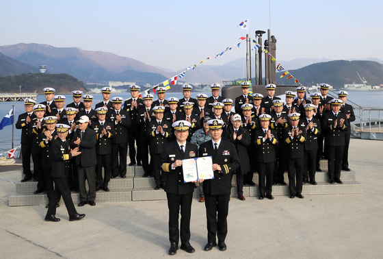 장보고함장에게 명예전역장 수여하는 해군참모총장