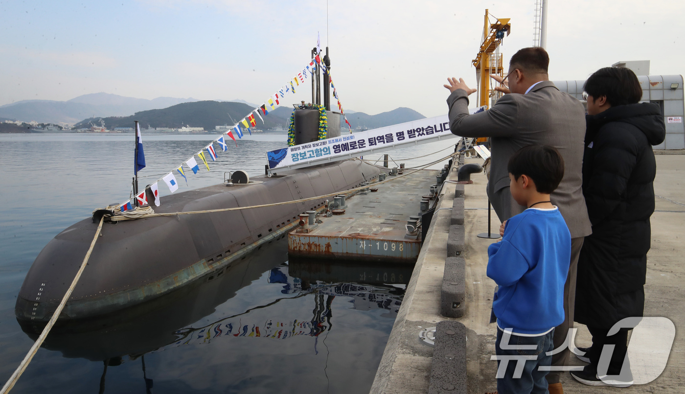 (창원=뉴스1) 윤일지 기자 = 29일 오후 경남 창원 진해구 해군잠수함사령부에서 열린 대한민국 1번 잠수함 장보고함(SS-Ⅰ·1200톤급) 퇴역식에서 장보고함 역대 승조원이 회상 …