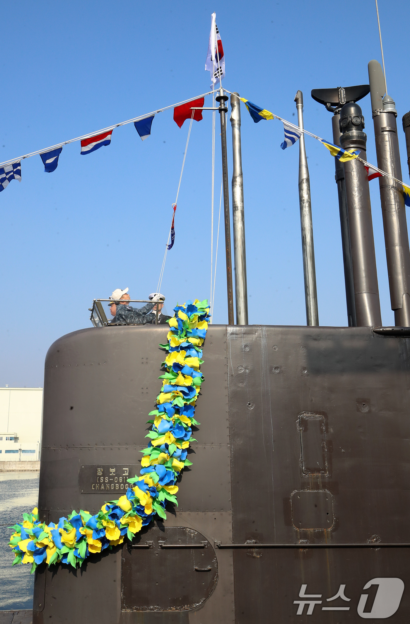 (창원=뉴스1) 윤일지 기자 = 29일 오후 경남 창원 진해구 해군잠수함사령부에서 열린 대한민국 1번 잠수함 장보고함(SS-Ⅰ·1200톤급) 퇴역식에서 취역기가 강하되고 있다. 2 …