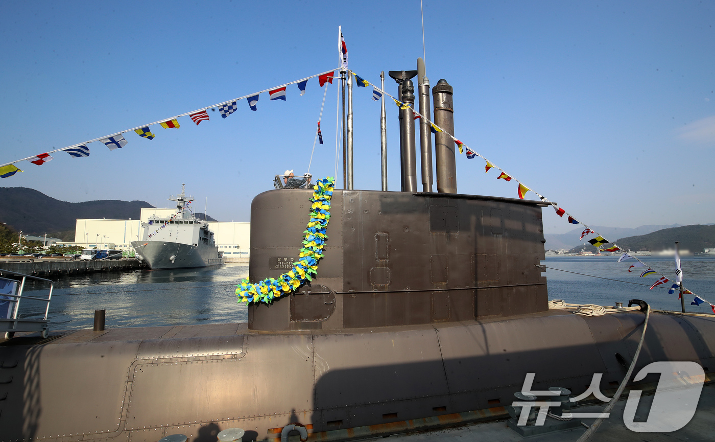 (창원=뉴스1) 윤일지 기자 = 29일 오후 경남 창원 진해구 해군잠수함사령부에서 열린 대한민국 1번 잠수함 장보고함(SS-Ⅰ·1200톤급) 퇴역식에서 취역기가 강하되고 있다. 2 …