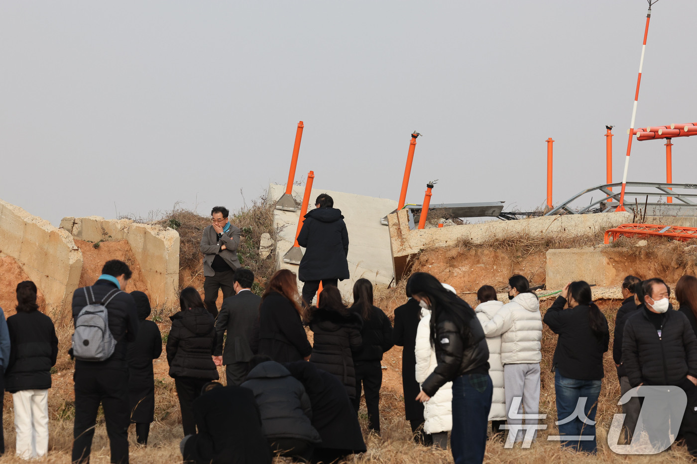 (무안=뉴스1) 박지현 기자 = 179명이 사망한 12·29 제주항공 무안공항 참사 1주기인 29일 전남 무안공항에서 유가족들이 활주로 내 피해를 키운 원인으로 지목된 방위각 시설 …