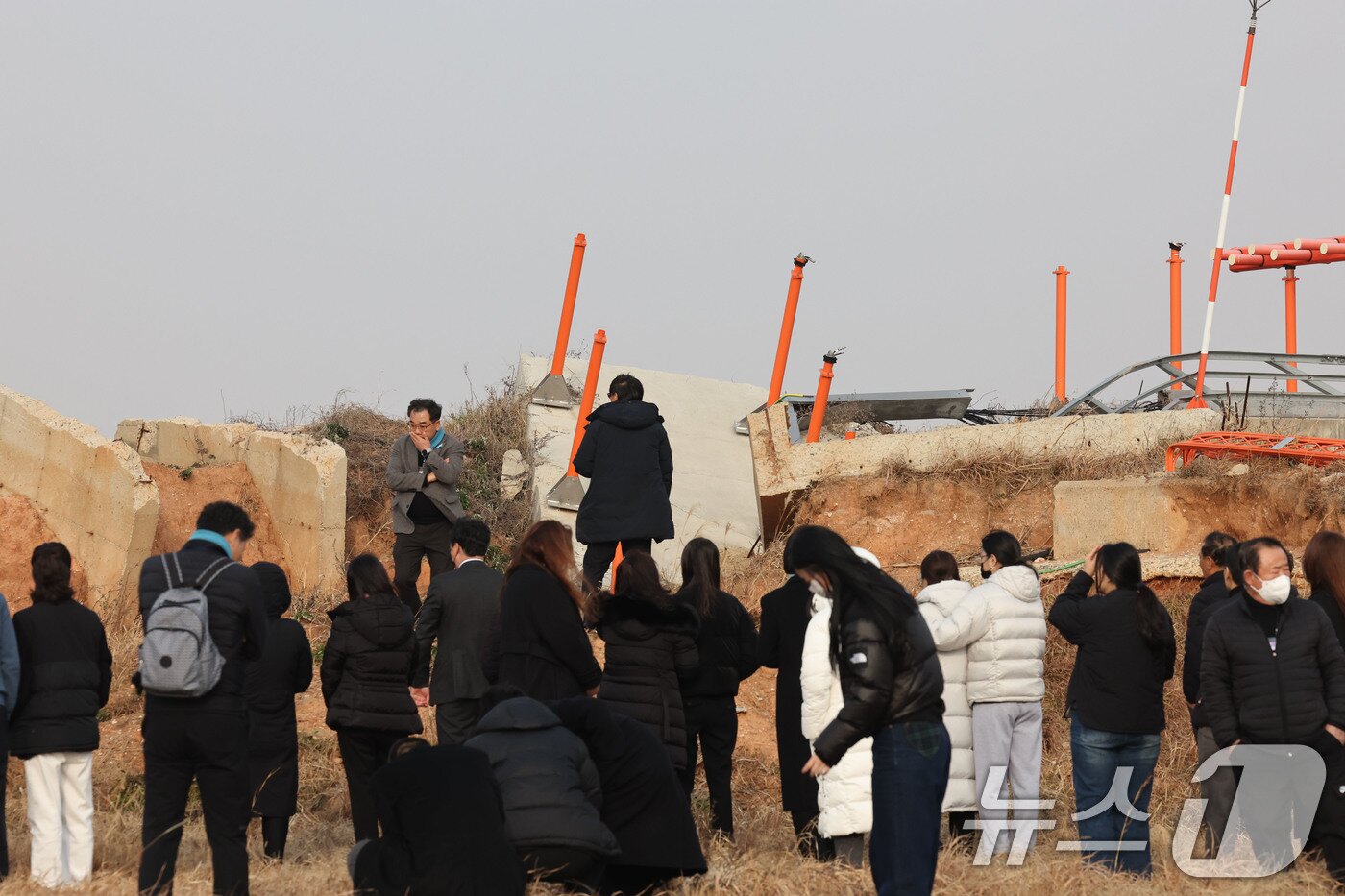 본문 이미지 - 179명이 사망한 12·29 제주항공 무안공항 참사 1주기인 29일 전남 무안공항에서 유가족들이 활주로 내 피해를 키운 원인으로 지목된 방위각 시설물(로컬라이저)을 가까이서 바라보고 있다. 2025.12.29/뉴스1 ⓒ News1 박지현 기자