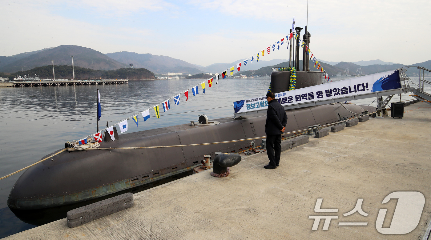 (창원=뉴스1) 윤일지 기자 = 29일 오후 경남 창원 진해구 해군잠수함사령부에서 열린 대한민국 1번 잠수함 장보고함(SS-Ⅰ·1200톤급) 퇴역식에서 장보고함이 1993년 취역할 …