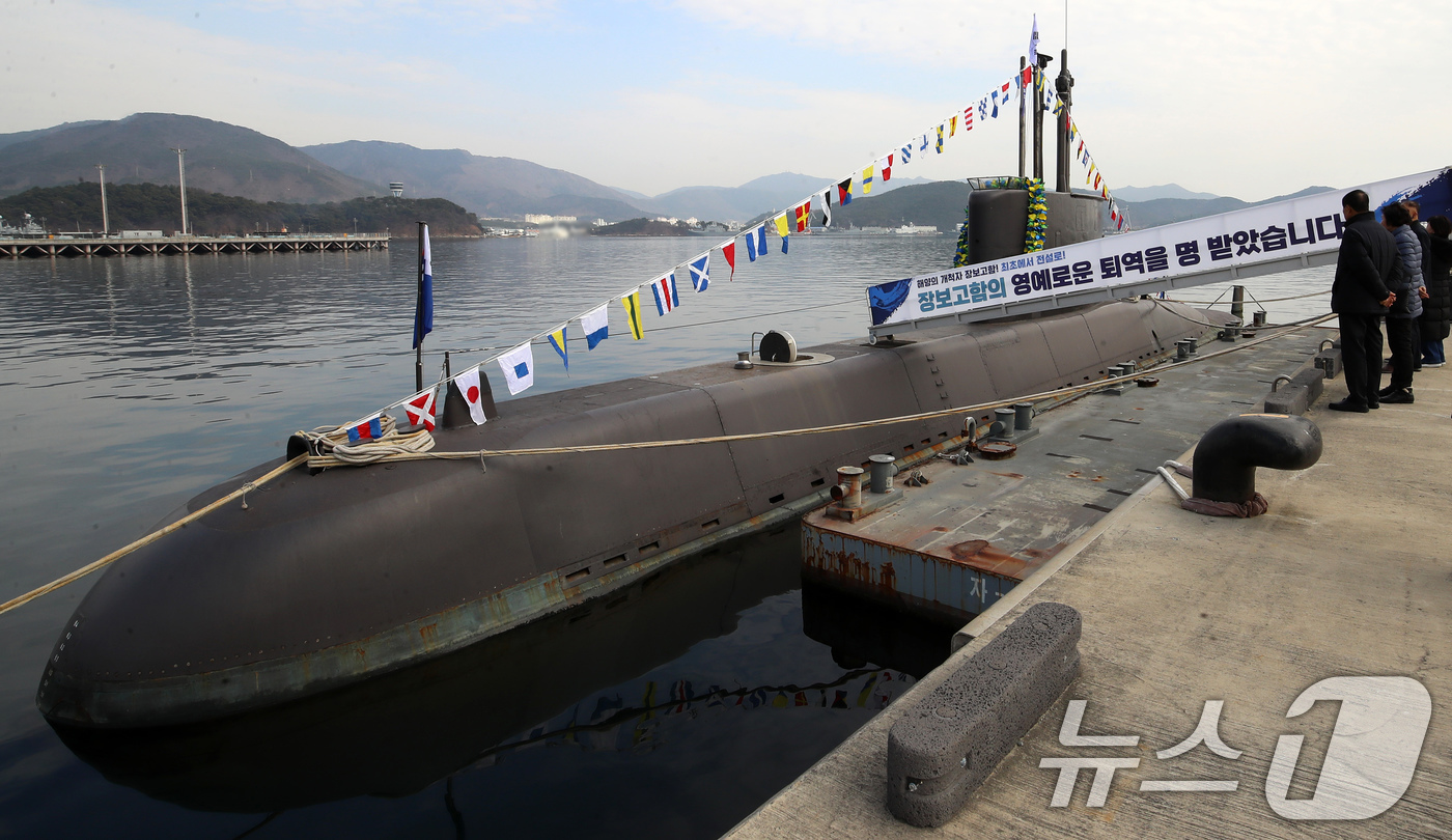 (창원=뉴스1) 윤일지 기자 = 29일 오후 경남 창원 진해구 해군잠수함사령부에서 열린 대한민국 1번 잠수함 장보고함(SS-Ⅰ·1200톤급) 퇴역식에서 장보고함이 1993년 취역할 …