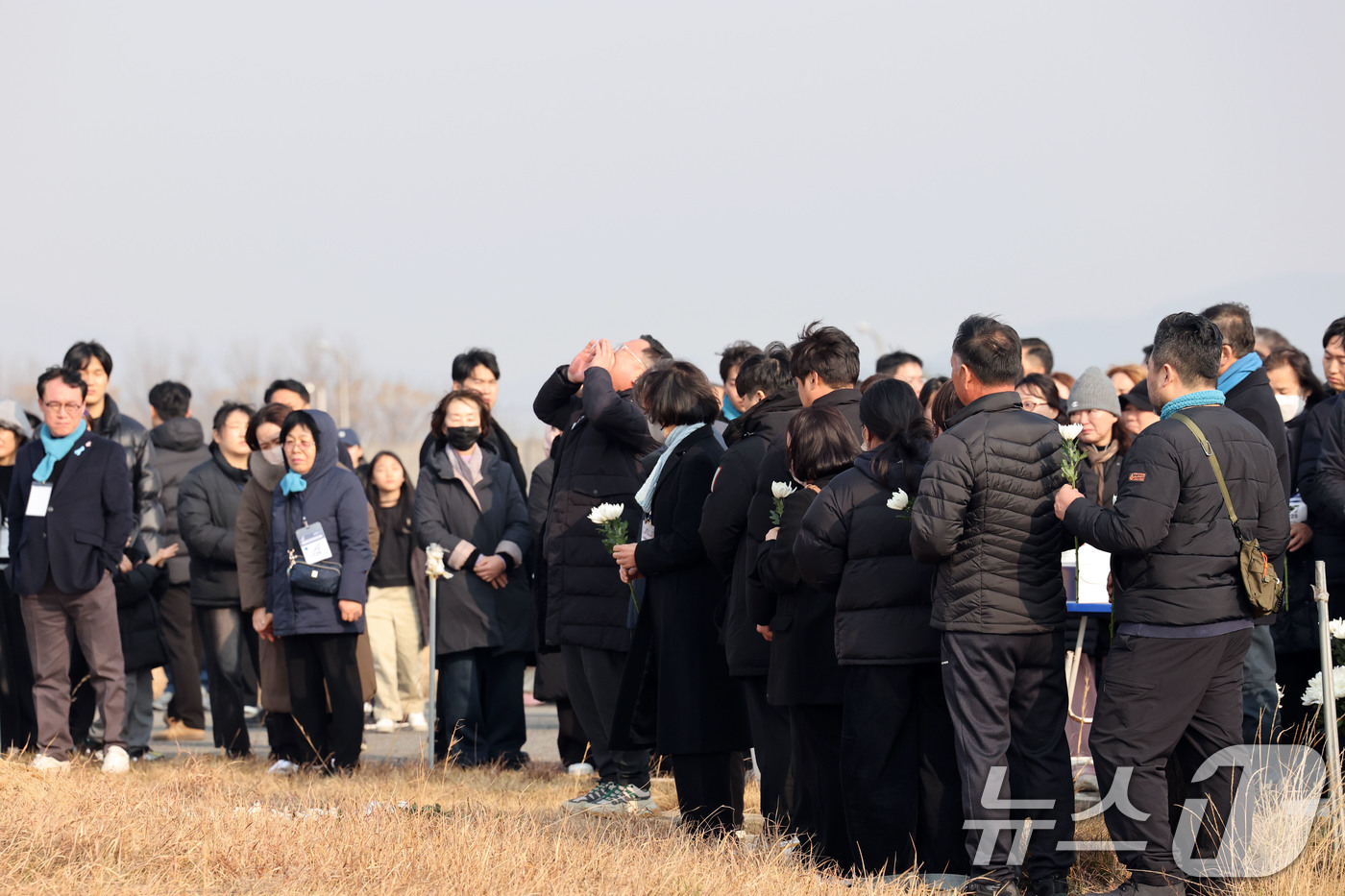 (무안=뉴스1) 박지현 기자 = 179명이 사망한 12·29 제주항공 무안공항 참사 1주기인 29일 전남 무안공항에서 유가족들이 활주로 내 피해를 키운 원인으로 지목된 방위각 시설 …