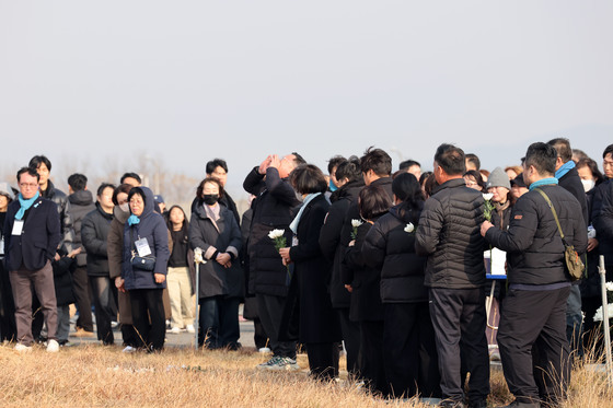 목놓아 희생자 이름 외치는 유가족