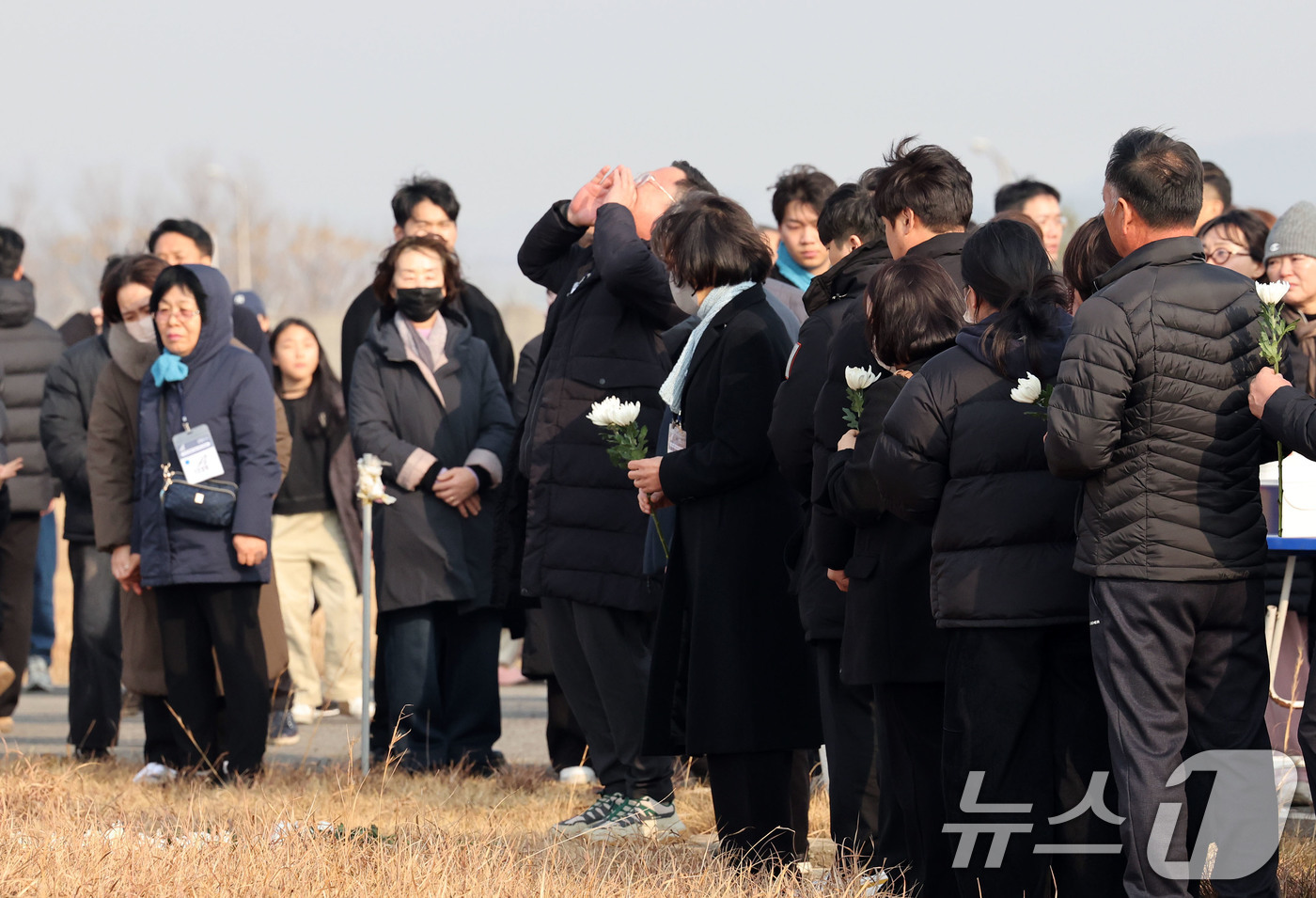 (무안=뉴스1) 박지현 기자 = 179명이 사망한 12·29 제주항공 무안공항 참사 1주기인 29일 전남 무안공항에서 유가족들이 활주로 내 피해를 키운 원인으로 지목된 방위각 시설 …