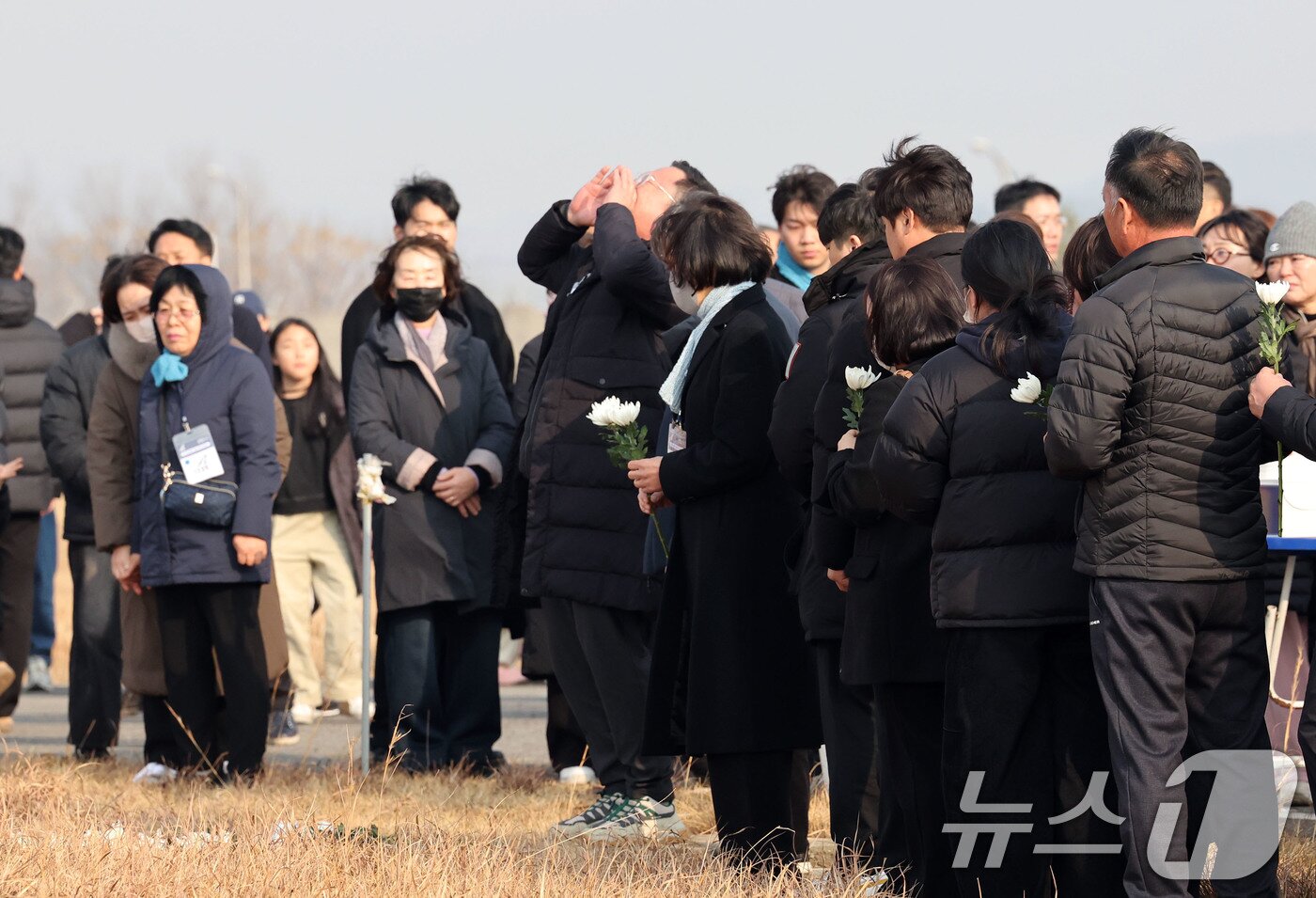 본문 이미지 - 179명이 사망한 12·29 제주항공 무안공항 참사 1주기인 29일 전남 무안공항에서 유가족들이 활주로 내 피해를 키운 원인으로 지목된 방위각 시설물(로컬라이저)을 가까이서 바라보고 있다. 한 유가족이 희생자 이름을 외치고 있다. 2025.12.29/뉴스1 ⓒ News1 박지현 기자