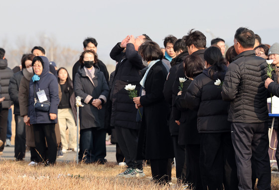 사고현장에서 희생자 이름 부르는 유가족