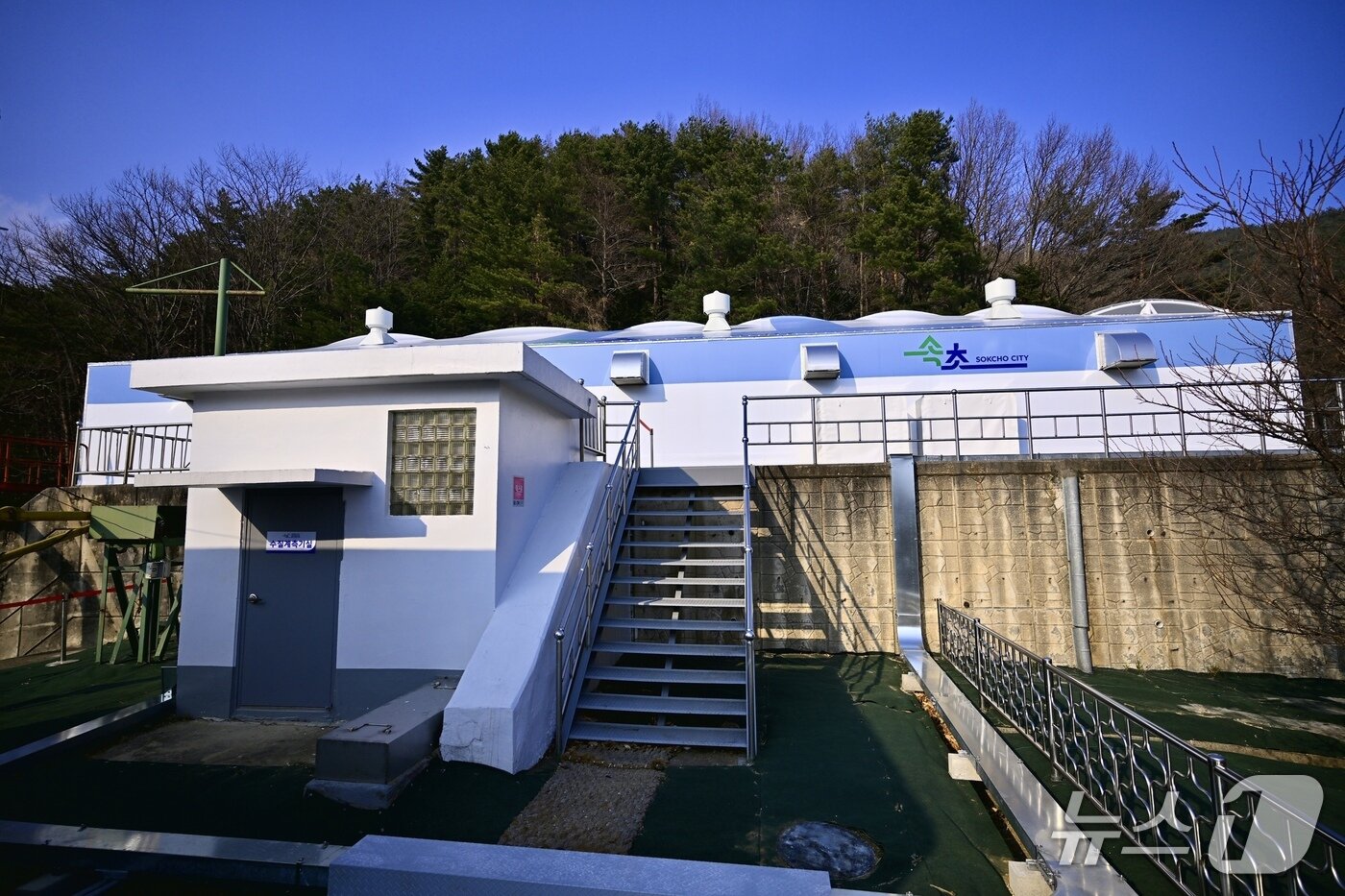 본문 이미지 - 29일 강원 속초시 설악정수장 침전지 및 착수정 복개공사 준공식.(속초시 제공, 재판매 및 DB 금지) 2025.12.29/뉴스1