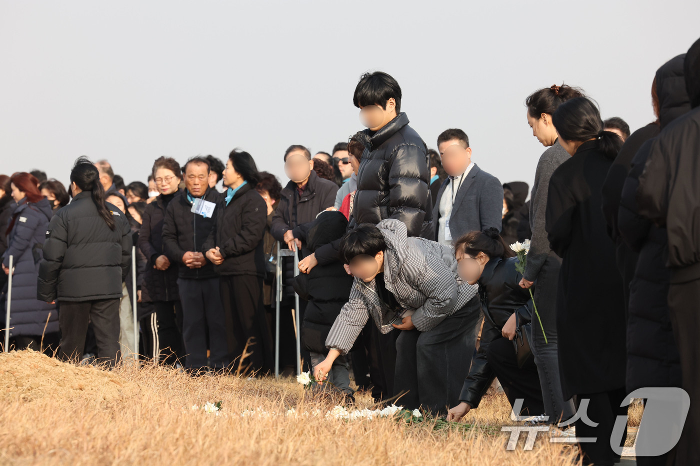 (무안=뉴스1) 박지현 기자 = 179명이 사망한 12·29 제주항공 무안공항 참사 1주기인 29일 전남 무안공항에서 유가족들이 활주로 내 피해를 키운 원인으로 지목된 방위각 시설 …