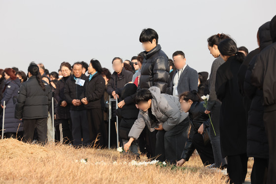 활주로에 헌화하는 유가족들
