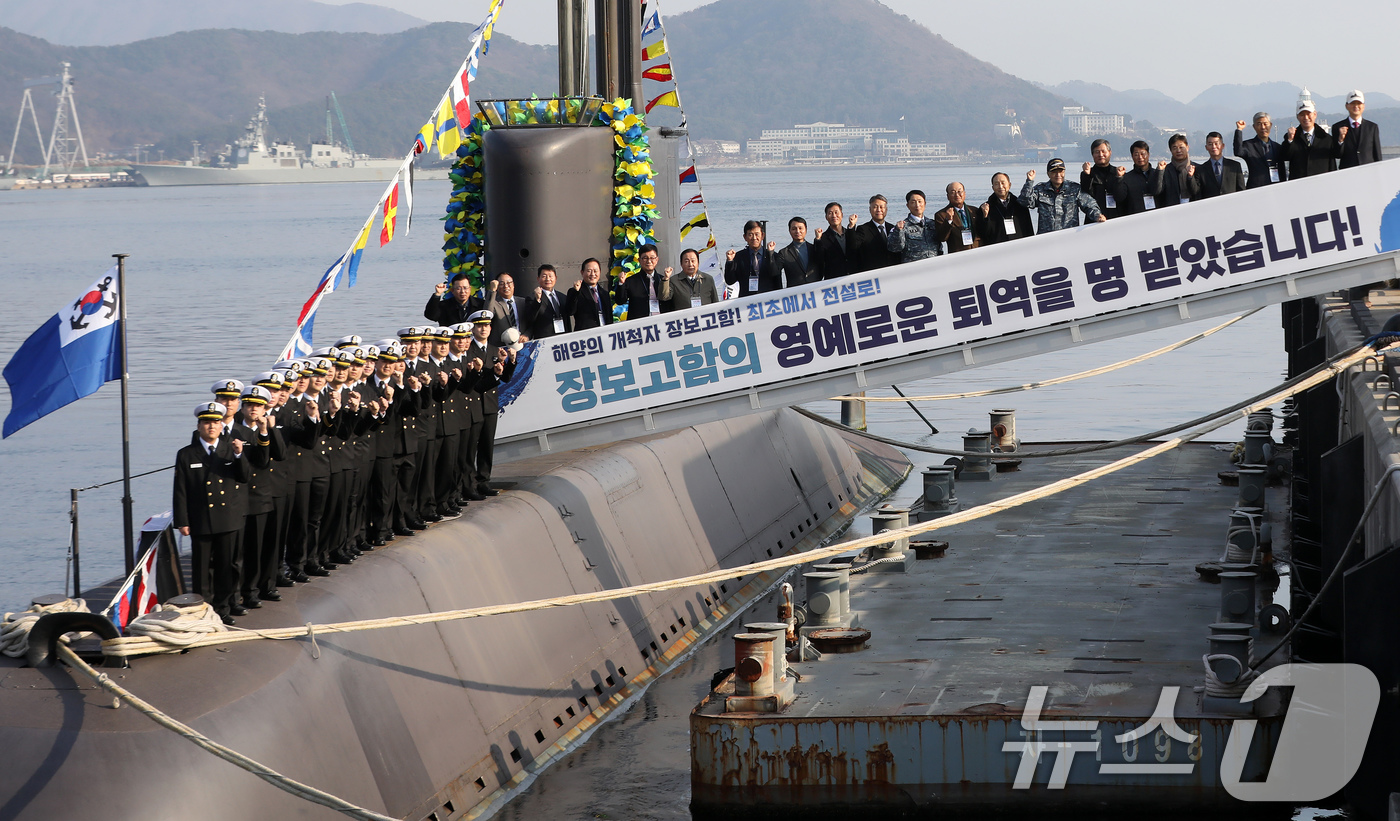 (창원=뉴스1) 윤일지 기자 = 29일 오후 경남 창원 진해구 해군잠수함사령부에서 열린 대한민국 1번 잠수함 장보고함(SS-Ⅰ·1200톤급) 퇴역식에서 역대 함장들과 승조원들이 기 …
