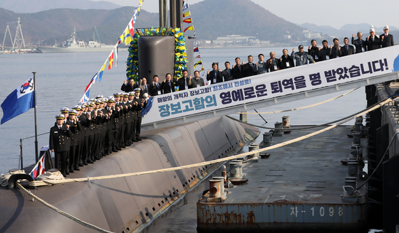 장보고함 앞에 선 승조원과 역대 함장들