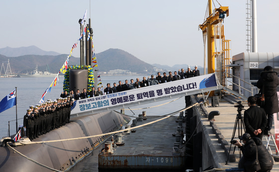 장보고함 앞에 선 승조원과 역대 함장들