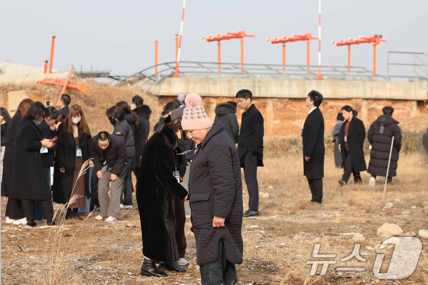 (무안=뉴스1) 박지현 기자 = 179명이 사망한 12·29 제주항공 무안공항 참사 1주기인 29일 전남 무안공항에서 유가족들이 활주로 내 피해를 키운 원인으로 지목된 방위각 시설 …