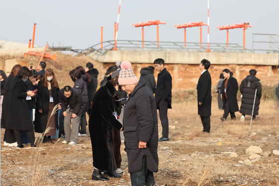 활주로 살펴조는 유가족들