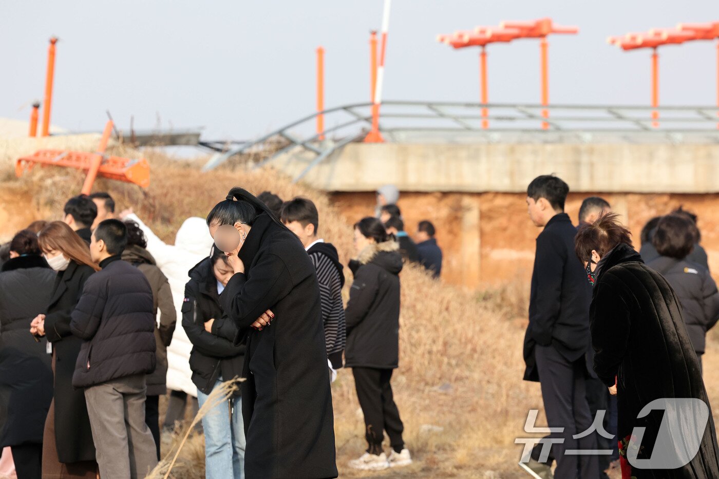 본문 이미지 - 179명이 사망한 12·29 제주항공 무안공항 참사 1주기인 29일 유가족들이 활주로 내 피해를 키운 원인으로 지목된 방위각 시설물(로컬라이저)을 가까이서 바라보고 있다. 2025.12.29/뉴스1 ⓒ News1 박지현 기자