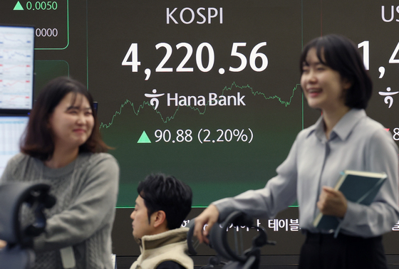 폐장일 하루 앞두고 4220선 회복한 코스피