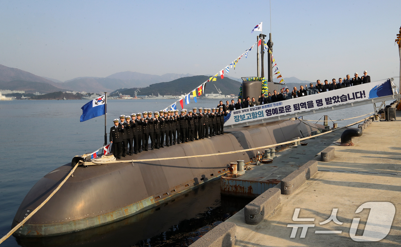 (창원=뉴스1) 윤일지 기자 = 29일 오후 경남 창원 진해구 해군잠수함사령부에서 열린 대한민국 1번 잠수함 장보고함(SS-Ⅰ·1200톤급) 퇴역식에서 역대 함장들과 승조원들이 기 …