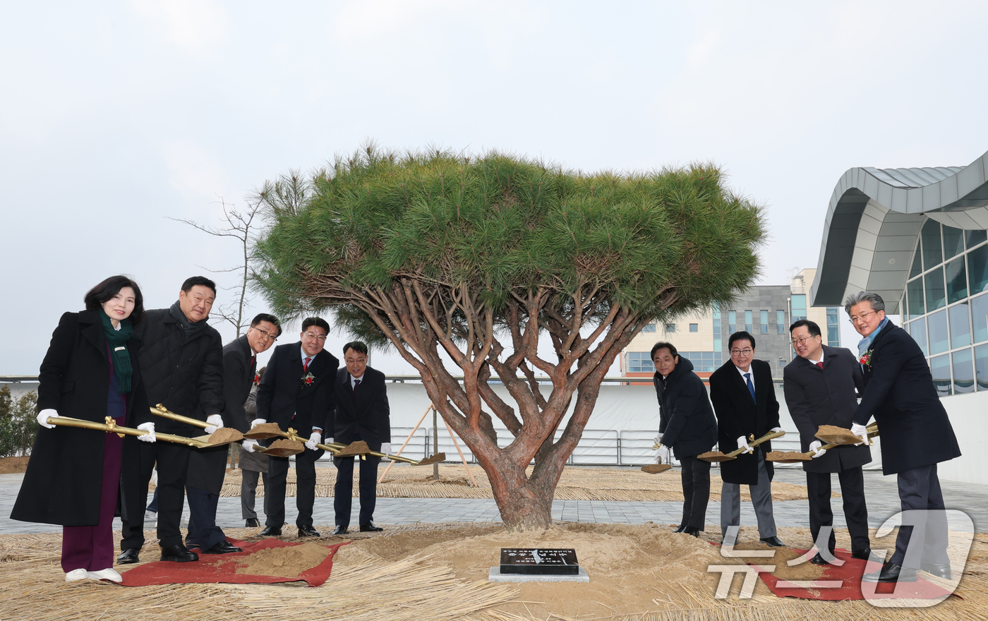 (대전=뉴스1) 김기태 기자 = 이장우 대전시장이 29일 대전 유성복합터미널 준공식에서 내빈들과 기념식수를 식재하고 있다.  2025.12.29/뉴스1