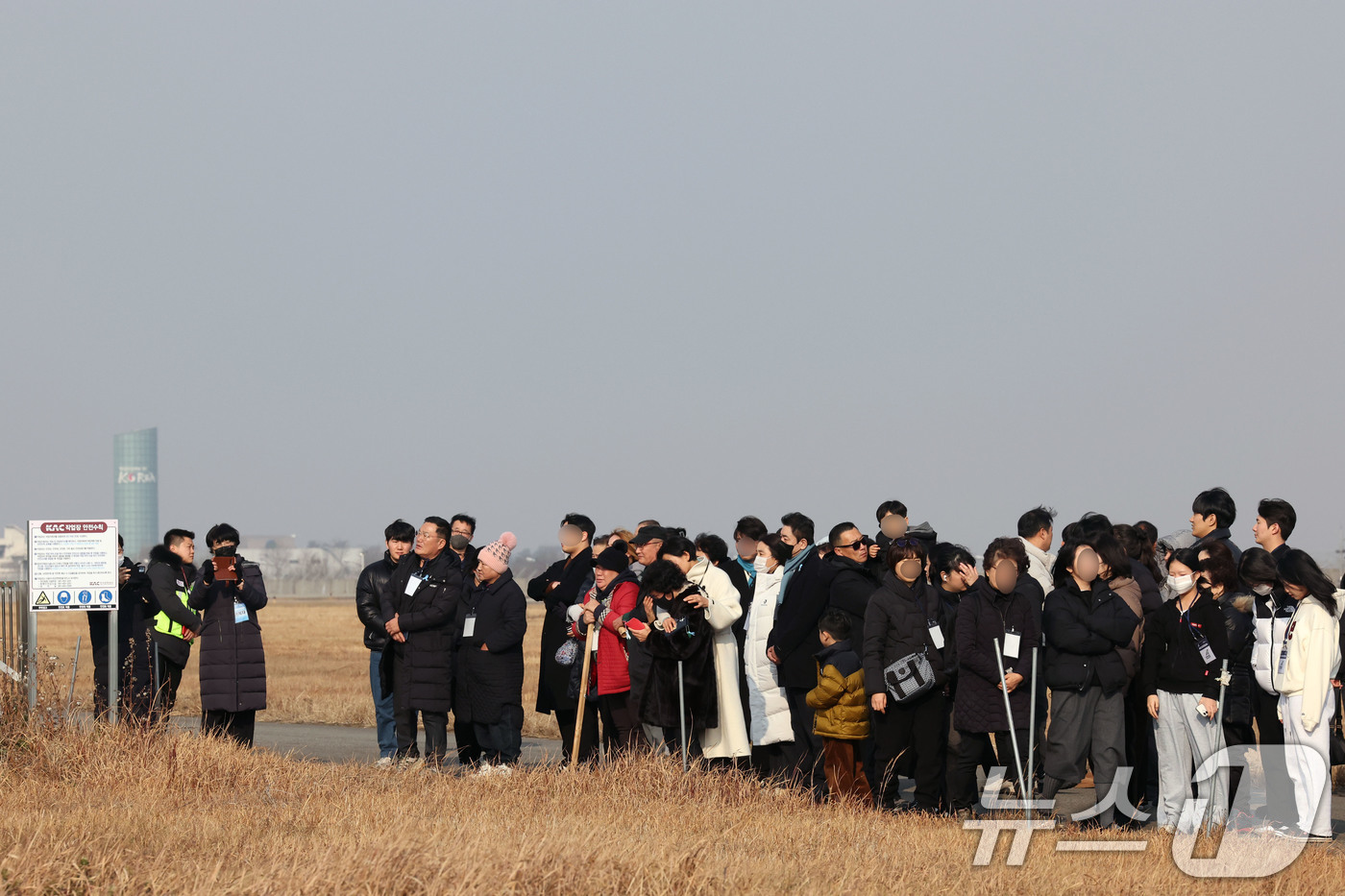 (무안=뉴스1) 박지현 기자 = 179명이 사망한 12·29 제주항공 무안공항 참사 1주기인 29일 전남 무안공항에서 유가족들이 활주로 내 피해를 키운 원인으로 지목된 방위각 시설 …