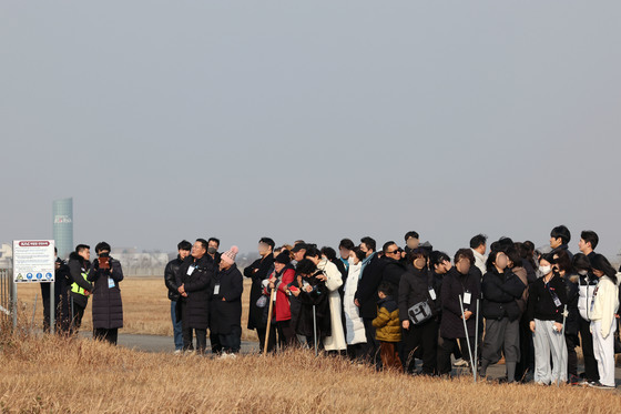 활주로서 목놓아 우는 유가족들