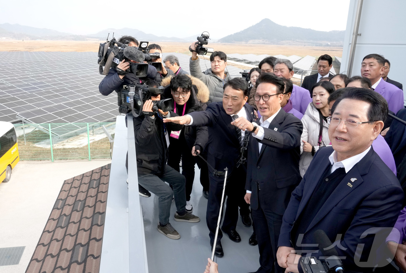 (무안=뉴스1) 전원 기자 = 김민석 국무총리와 김영록 전라남도지사가 29일 신안 안좌솔라시티 태양광 발전단지를 방문해 현장에 관한 설명을 듣고 있다.(전남도 제공. 재판매 및 D …