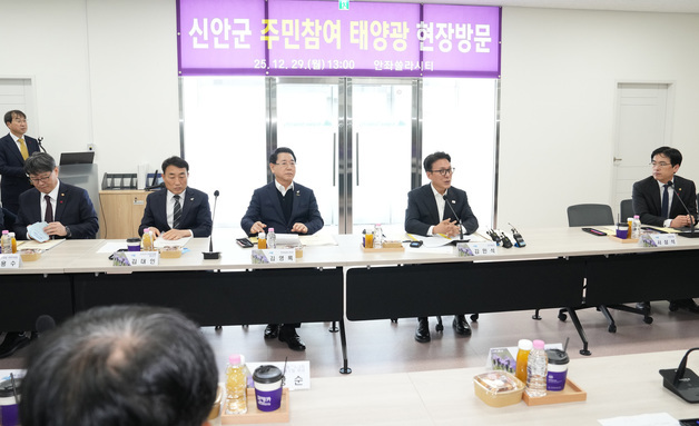 김민석 국무총리, 신안 태양광 발전단지 현장 방문