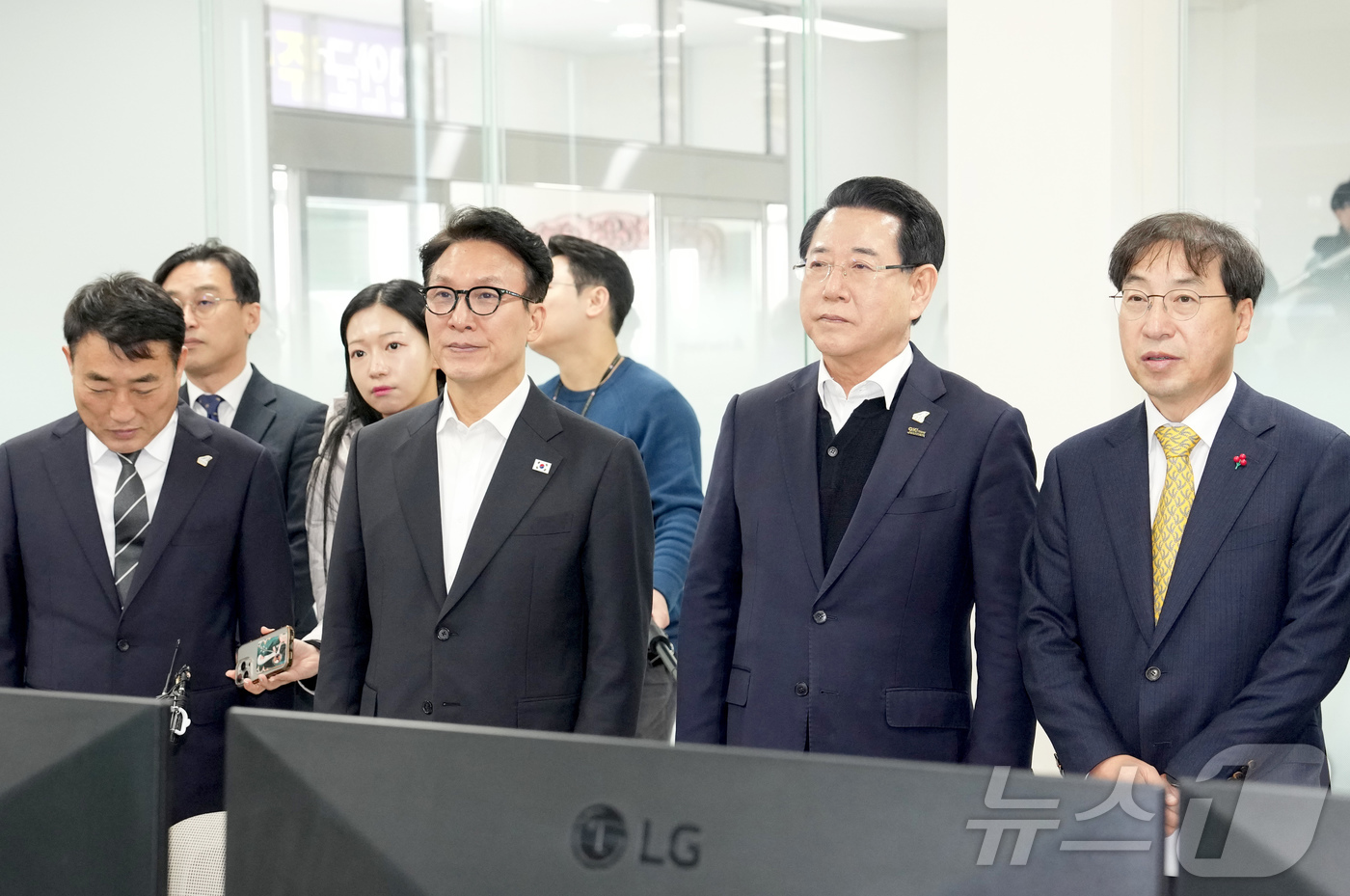 (무안=뉴스1) 전원 기자 = 김민석 국무총리와 김영록 전라남도지사가 29일 신안 안좌솔라시티 태양광 발전단지를 방문해 현황을 청취하고 있다.(전남도 제공. 재판매 및 DB금지) …