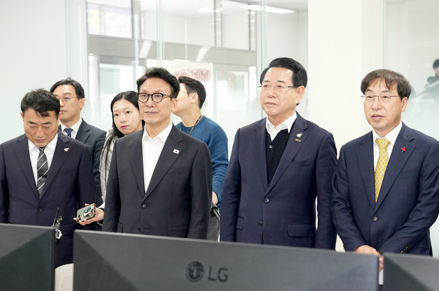 김민석 국무총리, 신안 태양광 발전단지 현장 방문