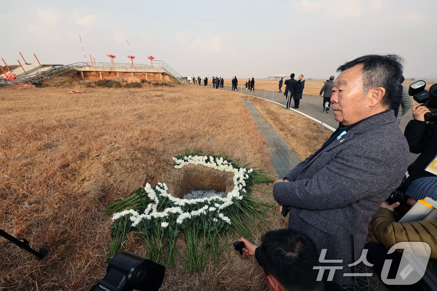 (무안=뉴스1) 박지현 기자 = 179명이 사망한 12·29 제주항공 무안공항 참사 1주기인 29일 전남 무안공항에서 유가족들이 활주로 내 피해를 키운 원인으로 지목된 방위각 시설 …