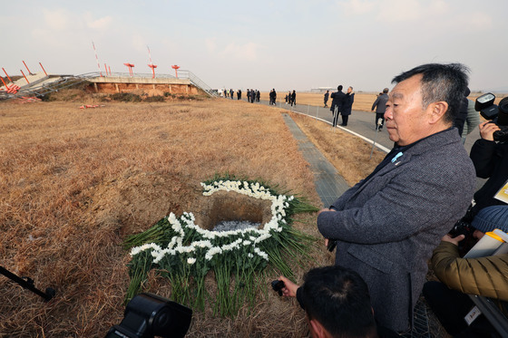 "이 편지가 닿기를"…무안공항 하늘로 띄운 유족들의 편지