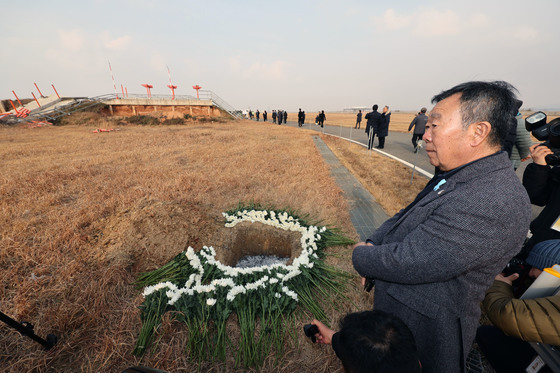 로컬라이저 앞 헌화한 유가족