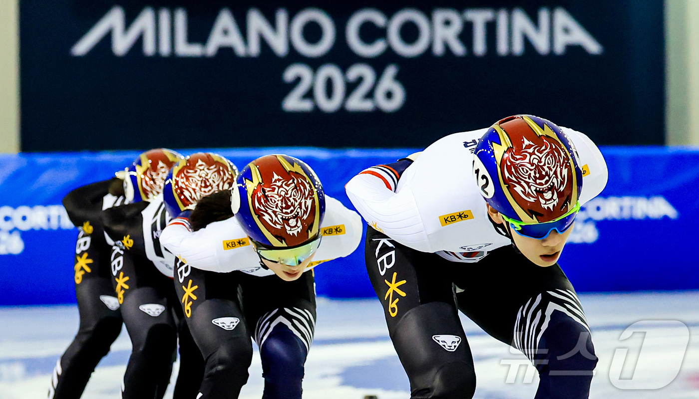(진천=뉴스1) 김진환 기자 = 2026년 병오년을 맞이하는 대한민국 쇼트트랙 국가대표 선수들이 충북 진천국가대표선수촌 빙상장에서 구슬땀을 흘리며 새벽훈련을 하고 있다. 2026. …