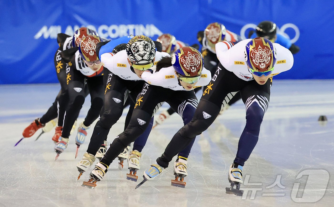(진천=뉴스1) 김진환 기자 = 2026년 병오년을 맞이하는 대한민국 쇼트트랙 국가대표 선수들이 충북 진천국가대표선수촌 빙상장에서 구슬땀을 흘리며 새벽훈련을 하고 있다. 2026. …
