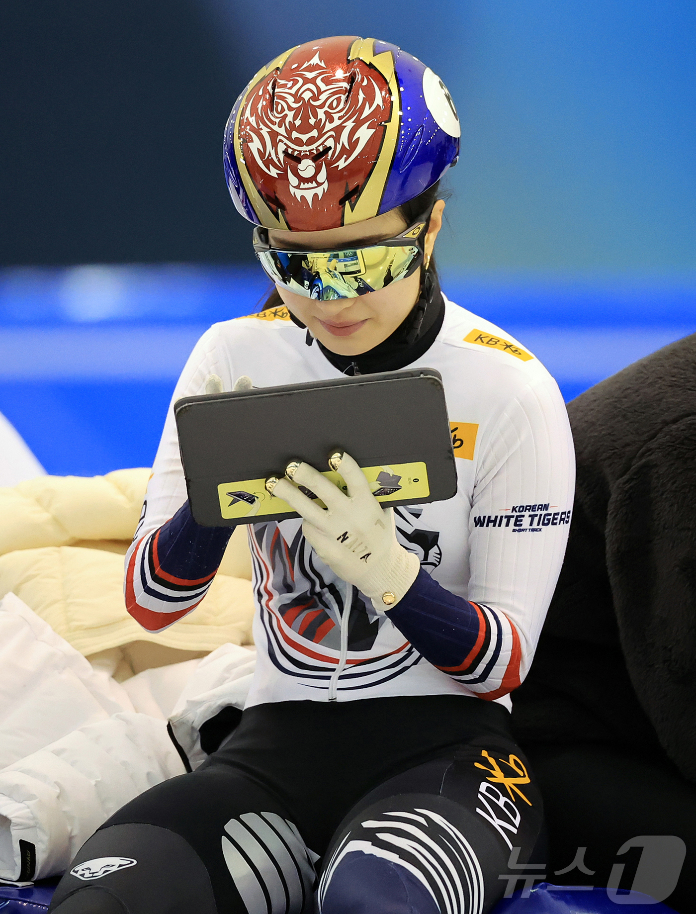 (진천=뉴스1) 김진환 기자 = 2026년 병오년을 맞이하는 대한민국 쇼트트랙 국가대표 김길리가 충북 진천국가대표선수촌 빙상장에서 새벽훈련 중 태블릿 PC로 훈련 진행 상황을 체크 …