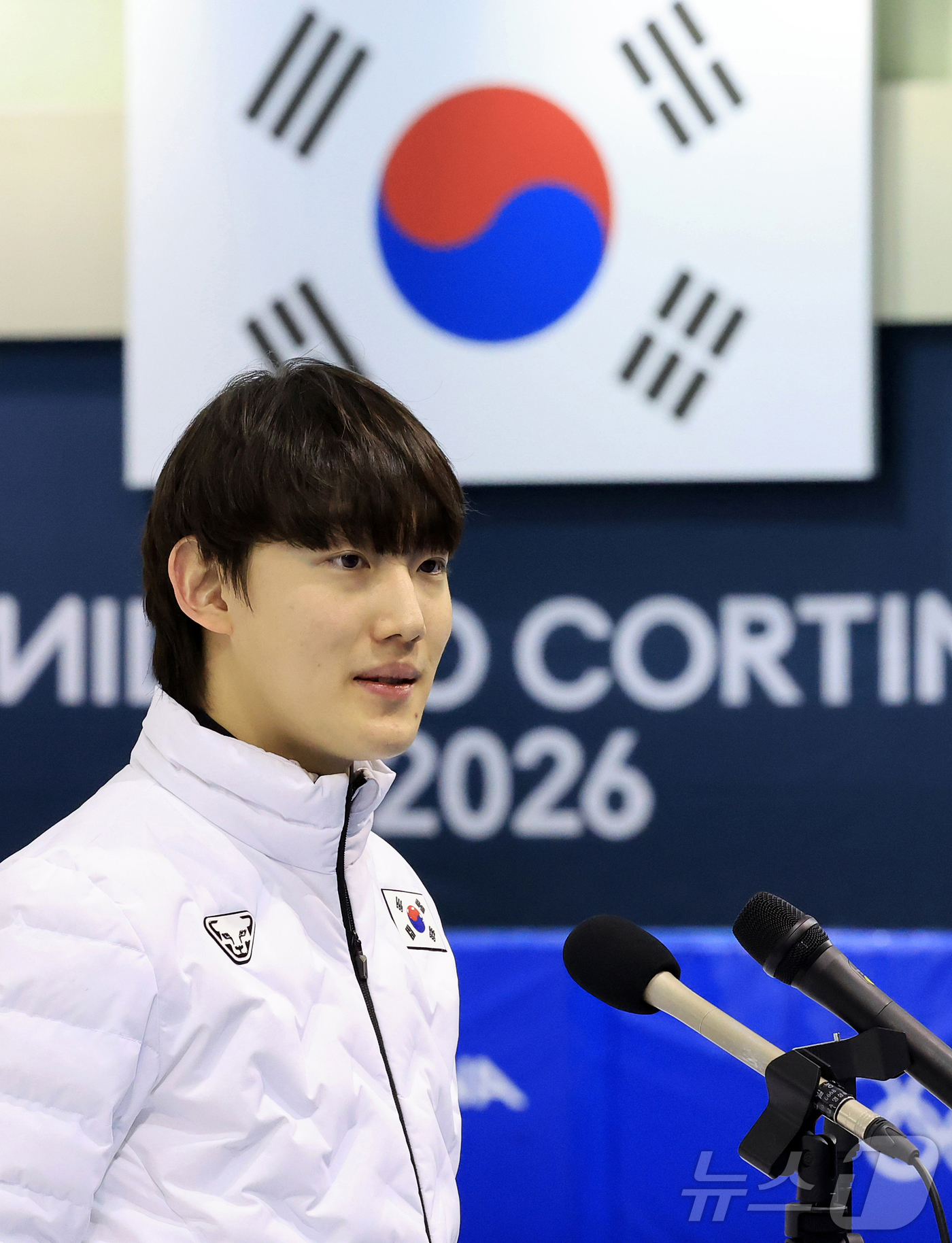(진천=뉴스1) 김진환 기자 = 2026년 병오년을 맞이하는 가운데 대한민국 쇼트트랙 국가대표 임종언이 충북 진천국가대표선수촌 빙상장에서 새벽훈련을 마친 뒤 취재진과 인터뷰를 하고 …