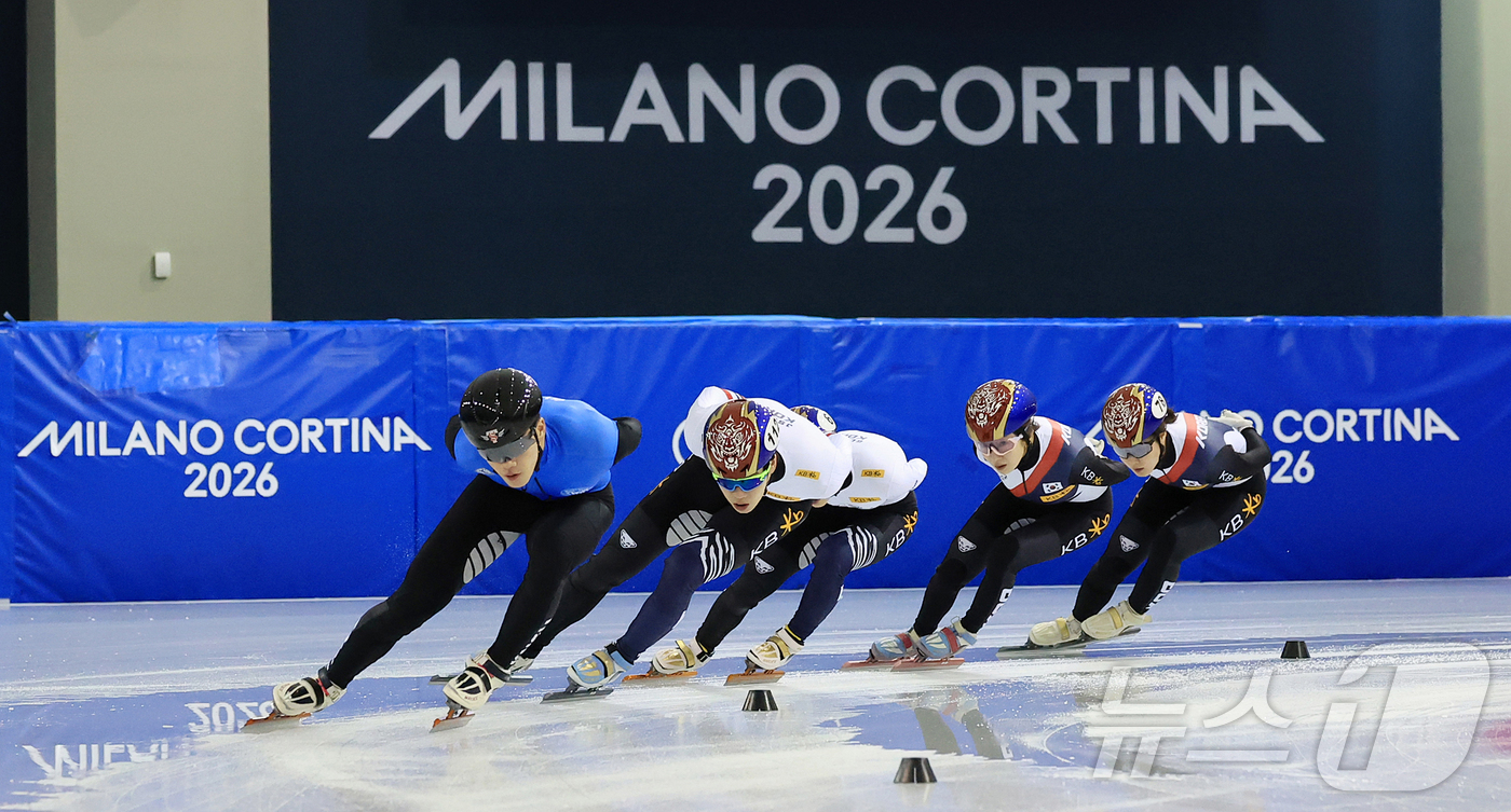 (진천=뉴스1) 김진환 기자 = 2026년 병오년을 맞이하는 대한민국 쇼트트랙 국가대표 선수들이 충북 진천국가대표선수촌 빙상장에서 구슬땀을 흘리며 새벽훈련을 하고 있다. 2026. …