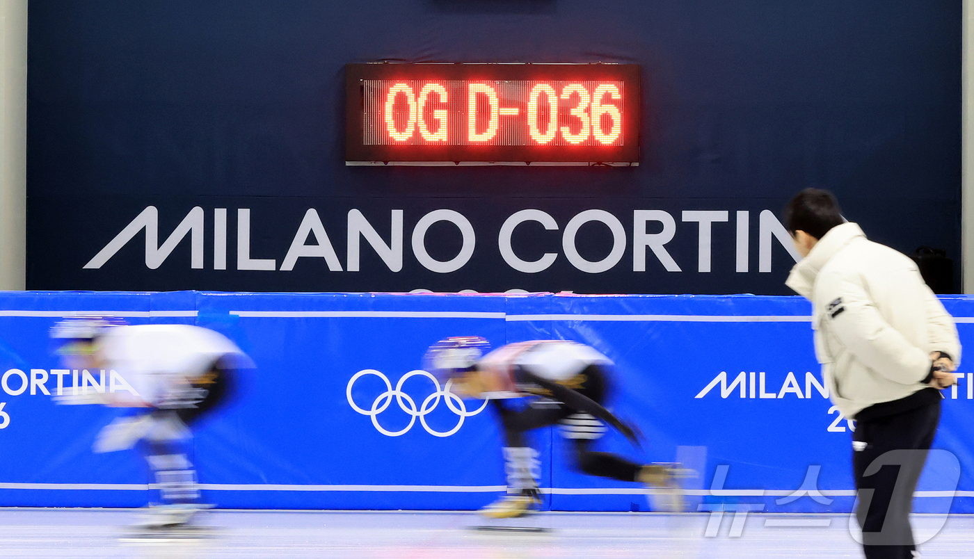 (진천=뉴스1) 김진환 기자 = 2026년 병오년을 맞이하는 대한민국 쇼트트랙 국가대표 선수들이 충북 진천국가대표선수촌 빙상장에서 구슬땀을 흘리며 새벽훈련을 하고 있다. 2026. …