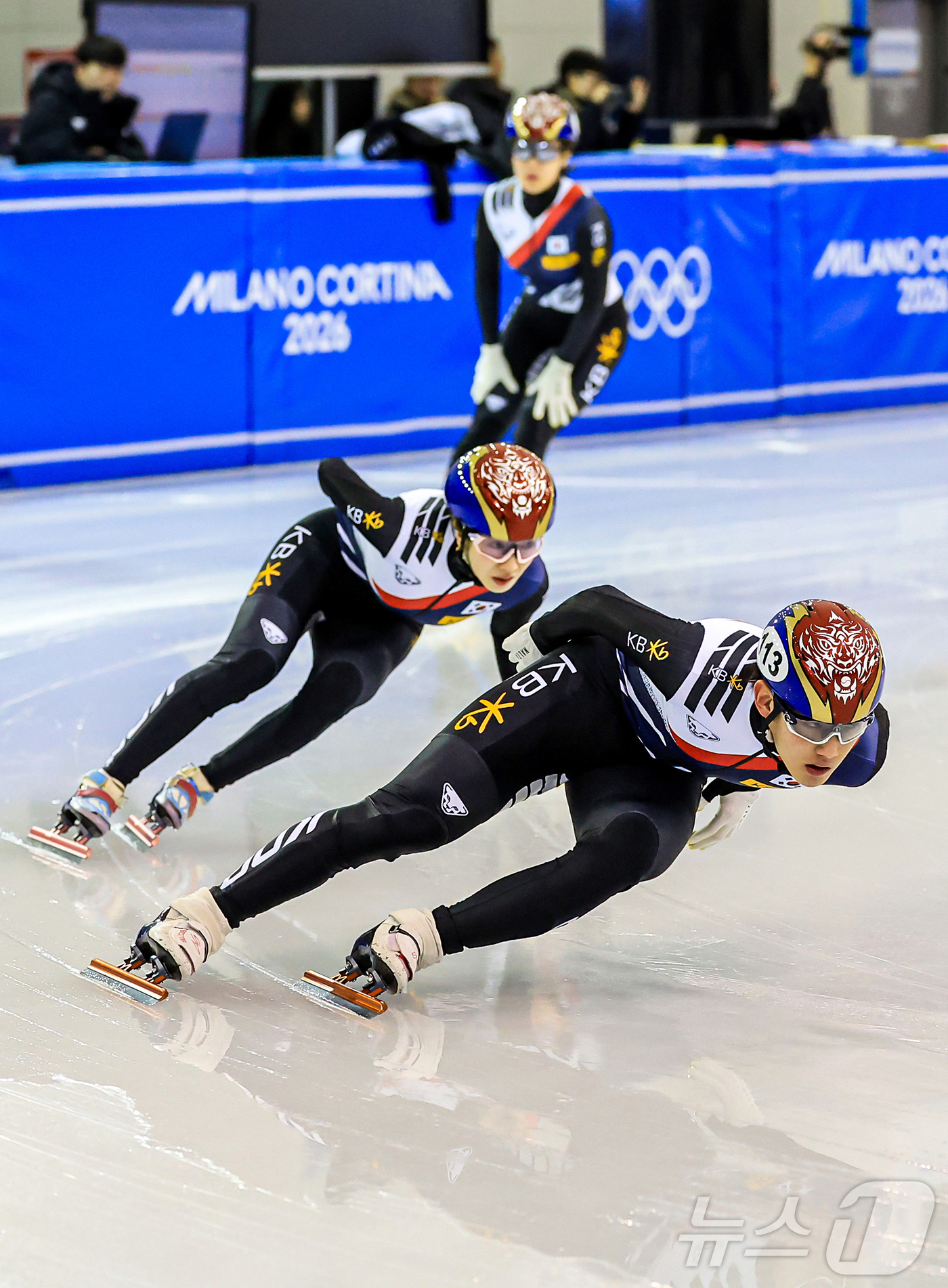(진천=뉴스1) 김진환 기자 = 2026년 병오년을 맞이하는 대한민국 쇼트트랙 국가대표 선수들이 충북 진천국가대표선수촌 빙상장에서 구슬땀을 흘리며 새벽훈련을 하고 있다. 2026. …