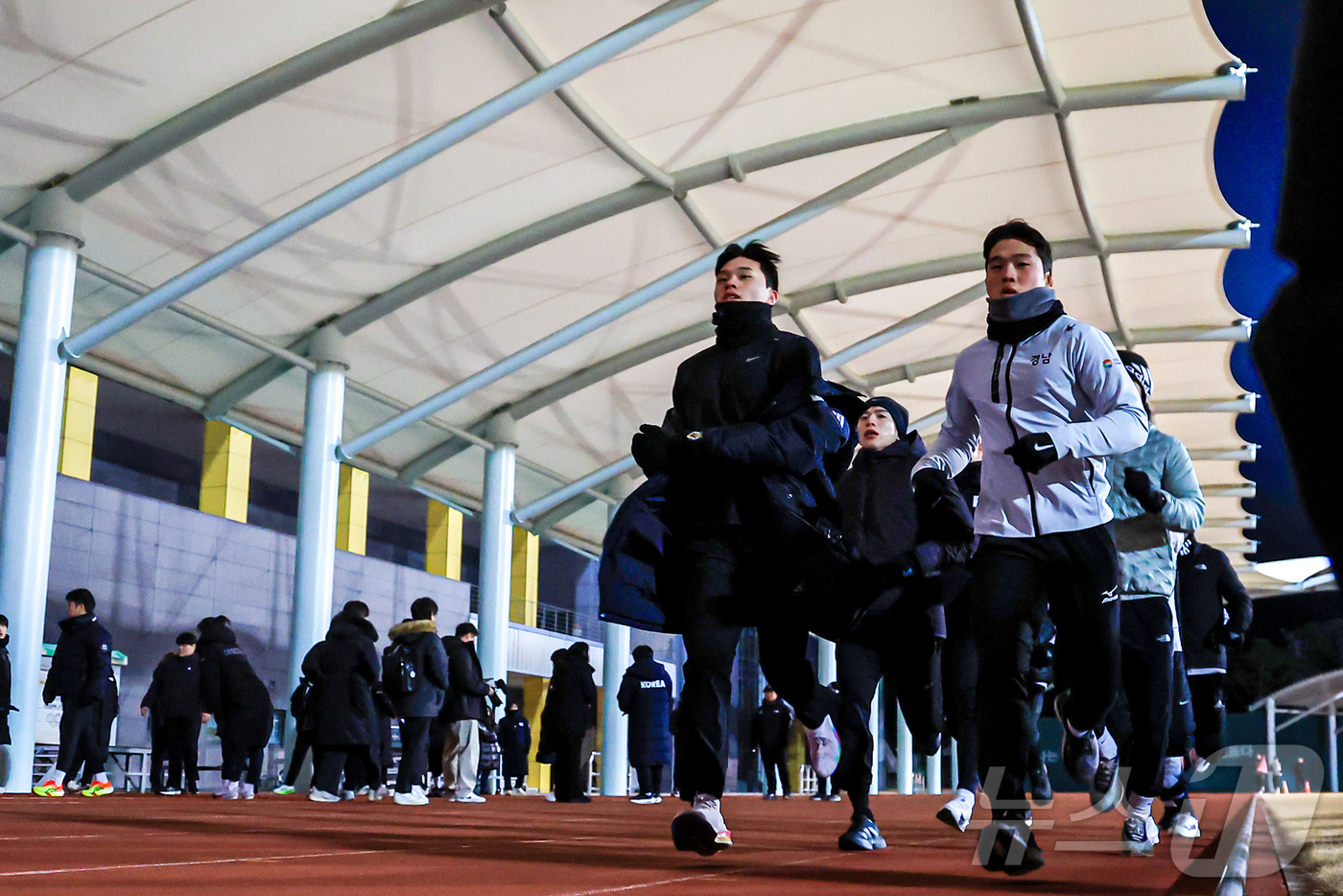 (진천=뉴스1) 김진환 기자 = 2026년 병오년을 맞이하는 대한민국 국가대표 선수들이 충북 진천국가대표선수촌 대운동장에서 구슬땀을 흘리며 새벽훈련을 하고 있다.쇼트트랙, 근대5 …