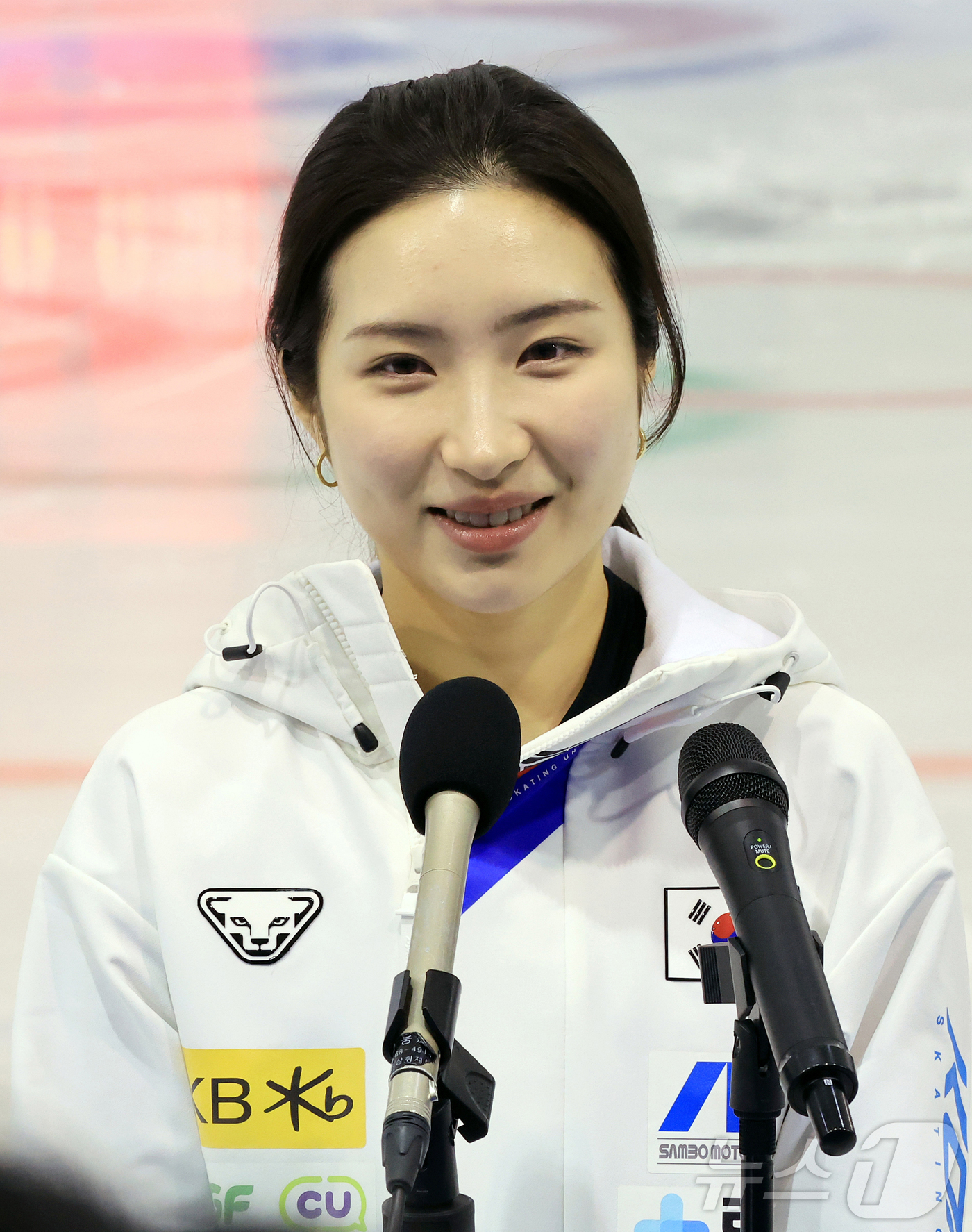 (진천=뉴스1) 김진환 기자 = 2026년 병오년을 맞이하는 가운데 대한민국 쇼트트랙 국가대표 김길리가 충북 진천국가대표선수촌 빙상장에서 새벽훈련을 마친 뒤 취재진과 인터뷰를 하고 …