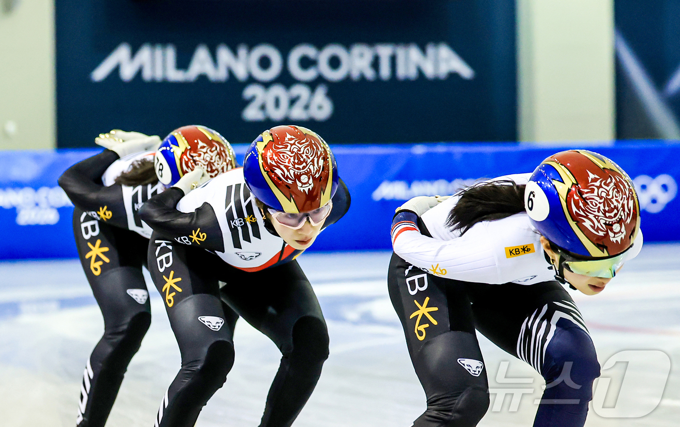 (진천=뉴스1) 김진환 기자 = 2026년 병오년을 맞이하는 대한민국 쇼트트랙 국가대표 선수들이 충북 진천국가대표선수촌 빙상장에서 구슬땀을 흘리며 새벽훈련을 하고 있다. 2026. …