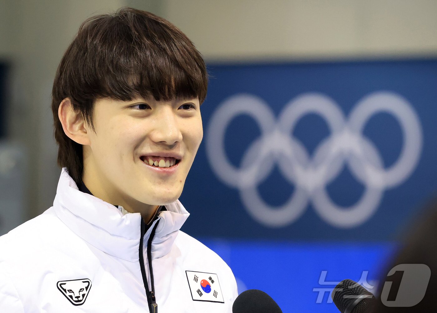 본문 이미지 - 2026년 병오년을 맞이하는 가운데 대한민국 쇼트트랙 국가대표 임종언이 충북 진천국가대표선수촌 빙상장에서 새벽훈련을 마친 뒤 취재진과 인터뷰를 하고 있다. 2026.1.1/뉴스1 ⓒ News1 김진환 기자