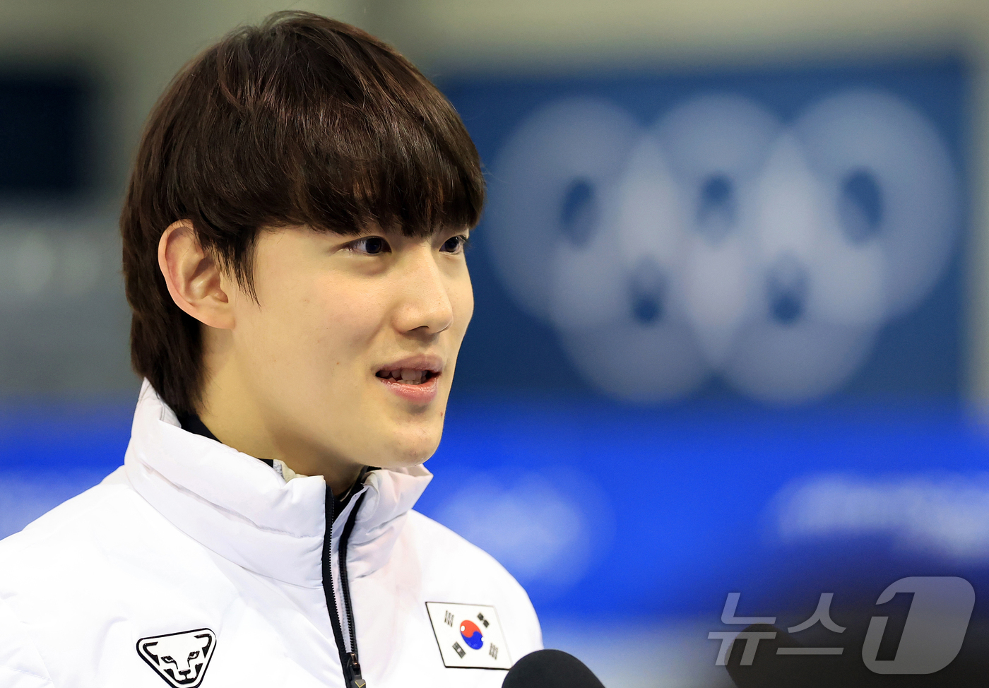 (진천=뉴스1) 김진환 기자 = 2026년 병오년을 맞이하는 가운데 대한민국 쇼트트랙 국가대표 임종언이 충북 진천국가대표선수촌 빙상장에서 새벽훈련을 마친 뒤 취재진과 인터뷰를 하고 …