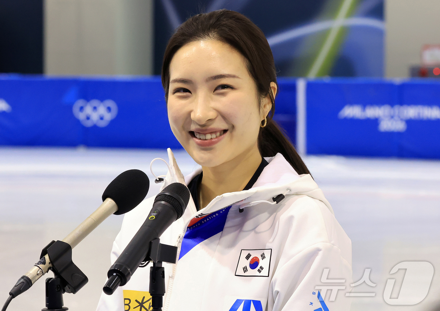 (진천=뉴스1) 김진환 기자 = 2026년 병오년을 맞이하는 가운데 대한민국 쇼트트랙 국가대표 김길리가 충북 진천국가대표선수촌 빙상장에서 새벽훈련을 마친 뒤 취재진과 인터뷰를 하고 …