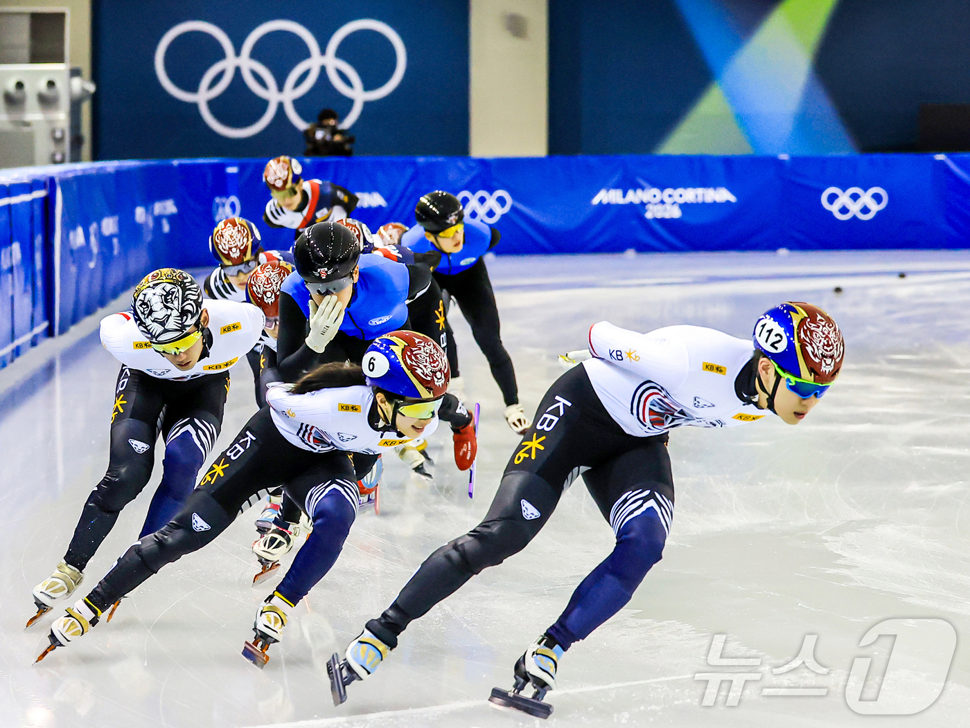 (진천=뉴스1) 김진환 기자 = 2026년 병오년을 맞이하는 대한민국 쇼트트랙 국가대표 선수들이 충북 진천국가대표선수촌 빙상장에서 구슬땀을 흘리며 새벽훈련을 하고 있다. 2026. …